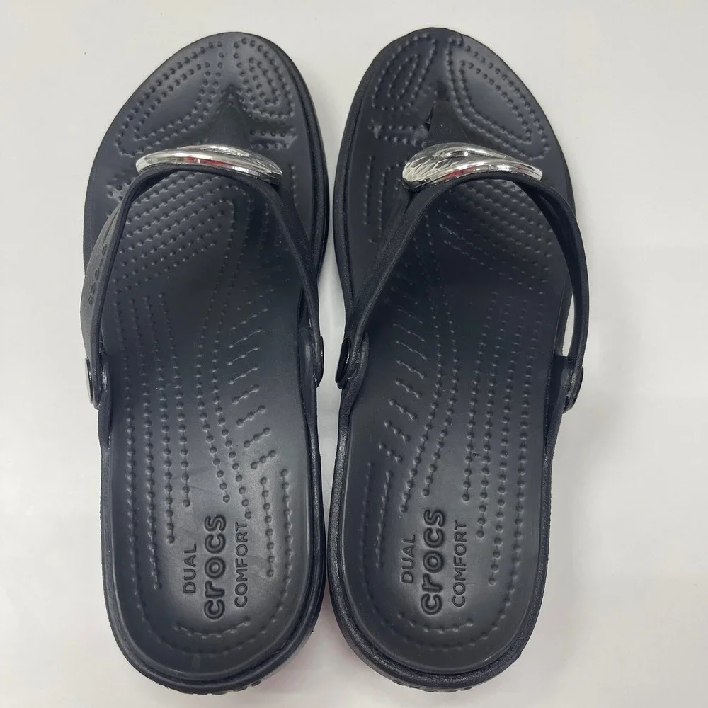 Crocs Sanrah Hammered Circle Wedge Sandals 8 Black Thong Flip Flops 204896